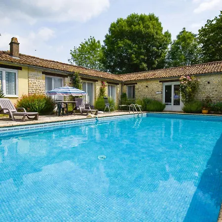 Charming With A Swimming Pool Casa de Férias